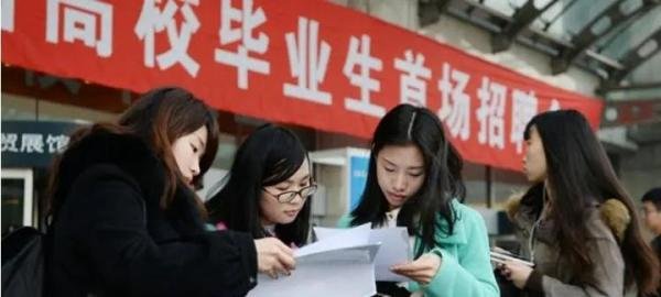 211大学生从500强企业裸辞做保洁,被业主三连问,她真的选错了?