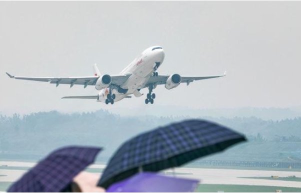 飞机低空穿越城区,2家涉事公司被罚,该公司违反了什么规定?