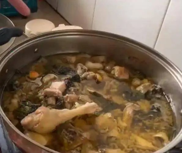 市民家中的鸡被偷走炖熟,民警一锅端还给失主,其厨艺如何?