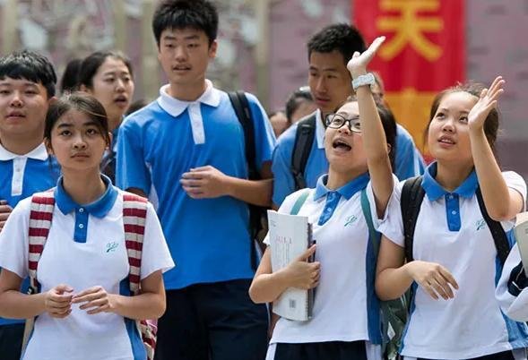 四川学生连喝11瓶牛奶的涉事校长被约谈了，校长对此事持什么态度？