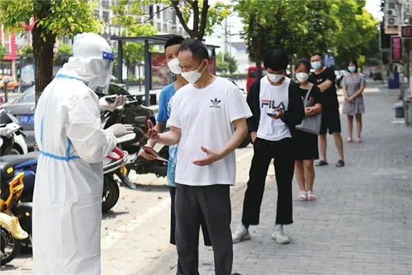 无锡多人殴打防疫人员，2人被拘，他们需要承担哪些法律责任？