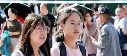 211大学生从500强企业裸辞做保洁，被业主三连问，她真的选错了？