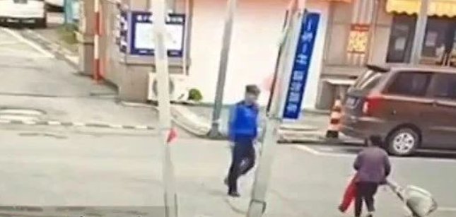 曝光！江苏一城管拎起卖菜老太摔地上惹众怒！为何类似城管施暴一再上演？