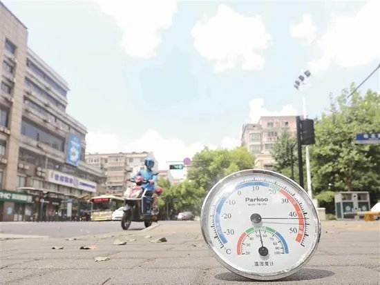 鱼塘主买了100块冰给鱼降温,湖南岳阳的天气究竟有多热?