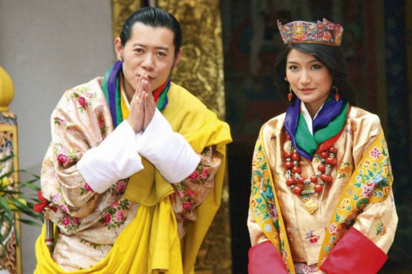 不丹国王旺楚克是个怎样的人，为何娶了四姐妹？