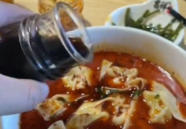 机场一碗馄饨58元，男子倒光桌上辣椒油要吃回本：精打细算不吃亏