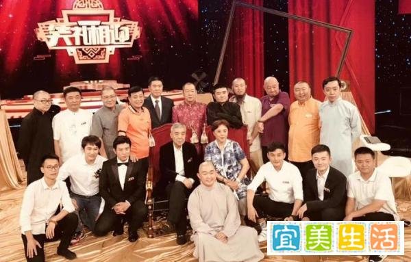 苗阜微博晒大合照缅怀师胜杰，郭德纲曾经的搭档和徒弟都在其中！