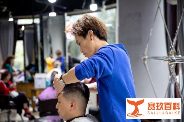 13岁男孩花318元烫发,家长报警,最后协商退了200元!