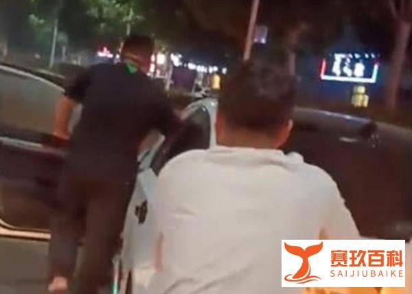 5名男子酒后推车1公里回家,为了喝酒也是拼了