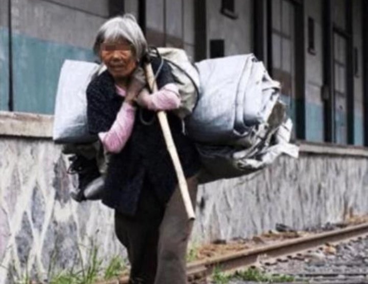 男子给乞丐两元钱,隔日就发现乞丐在银行是vip,这是怎么回事?