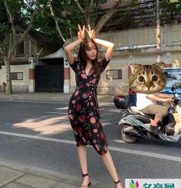 迪丽热巴晒游客照 双手比V搞怪留影逗趣十足