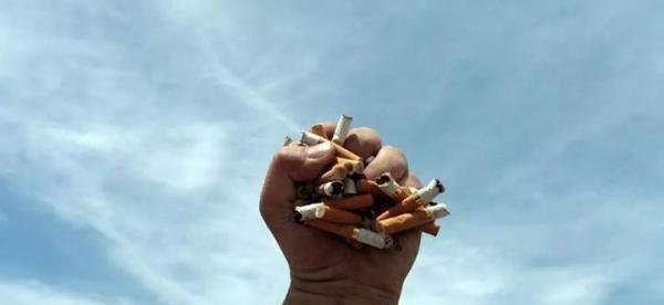 在家抽烟是家庭暴力?烟民:我太难了