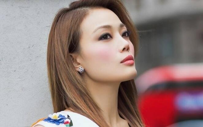 容祖儿在姐姐堆里蹦迪,光看她的表情你觉得她快乐吗?