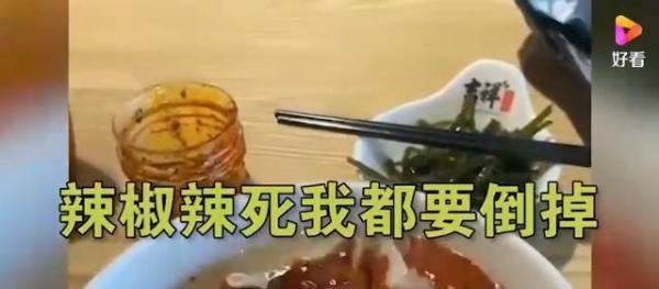 机场一碗馄饨58元，男子倒光桌上辣椒油要吃回本：精打细算不吃亏