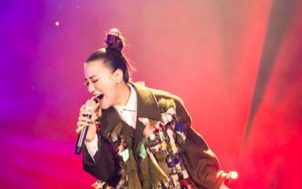 如何评价谭晶在节目歌手中演唱的《欲水》?
