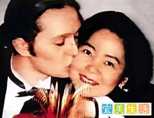 1995年，邓丽君去世，记者近距离拍下遗体照片，发现不可思议一幕