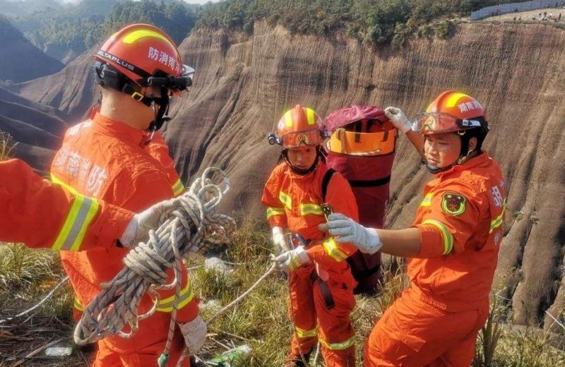 消防员跳冰湖为游客捡无人机,你心疼他吗?