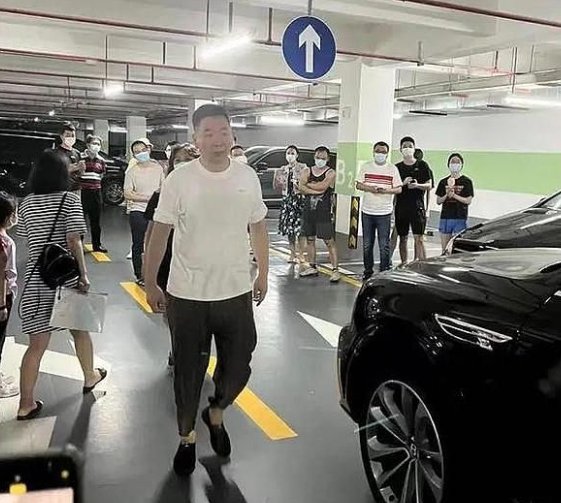 起底深圳“宾利姐”的男友，张晓中是个什么样的人？
