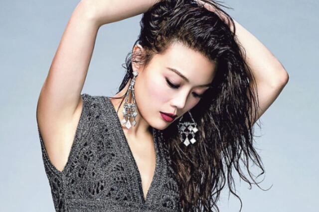 容祖儿在姐姐堆里蹦迪,光看她的表情你觉得她快乐吗?