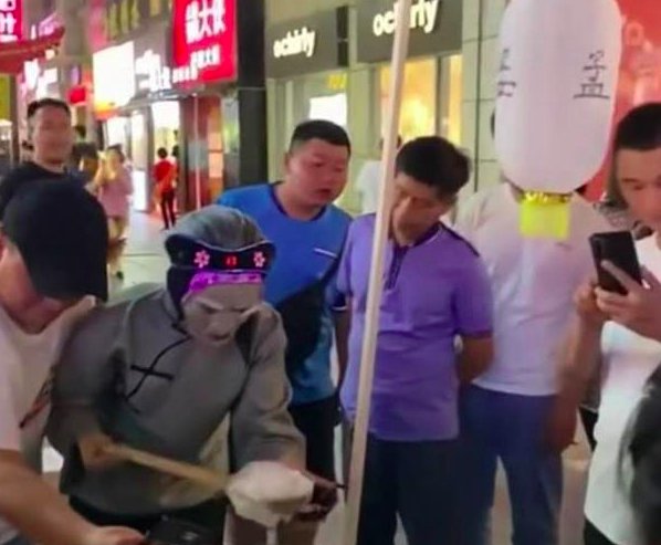 女子扮孟婆熬汤万人排队是怎么回事？