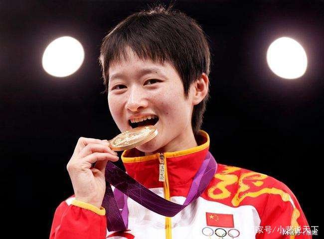 谷爱凌轻咬金牌庆祝胜利,为什么运动员夺金都喜欢咬金牌?