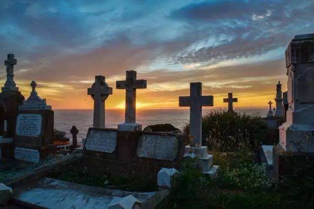 爱尔兰男子死前留下一段录音,葬礼上一播将哭的人逗笑了,他录音都说了啥?