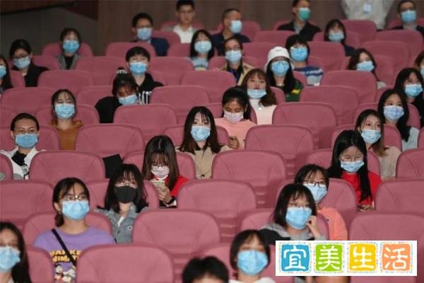 张文宏在宁波杭州湾新区又爆金句：黑眼圈是你们对我的误解
