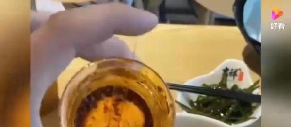 机场一碗馄饨58元，男子倒光桌上辣椒油要吃回本：精打细算不吃亏
