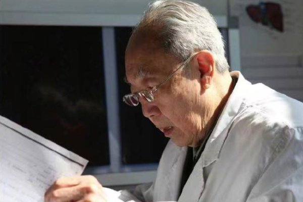 厦门一网民侮辱4位逝世院士专家，他这么做是否已经触犯了我国法律？