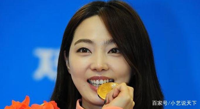 谷爱凌轻咬金牌庆祝胜利,为什么运动员夺金都喜欢咬金牌?