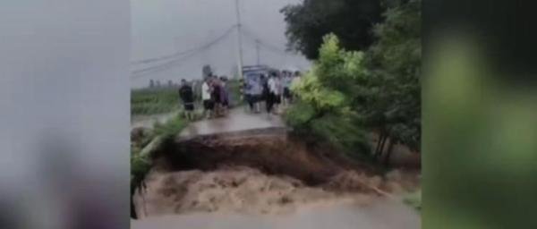 一村庄河堤决堤 当地用罐车堵缺口 村民已安全转移?下游水深齐胸