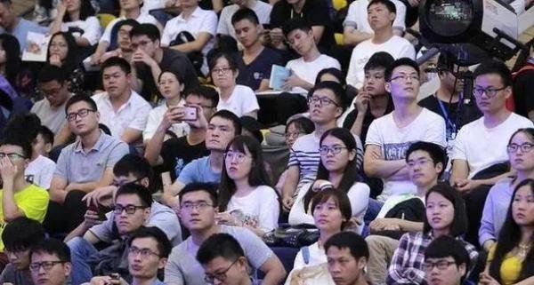 211大学生从500强企业裸辞做保洁,被业主三连问,她真的选错了?