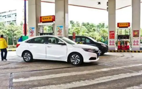 同样是100块钱92号油和95号油哪个跑的远一点