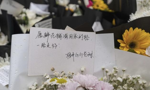 东航坠机事故现场,搜救人员找到十几本结婚证,网友们对此是如何评价的?