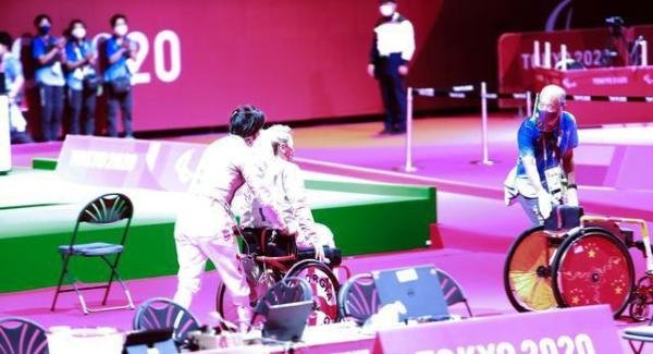 边静残奥会夺冠后帮对手推轮椅：想着尽可能去帮助她