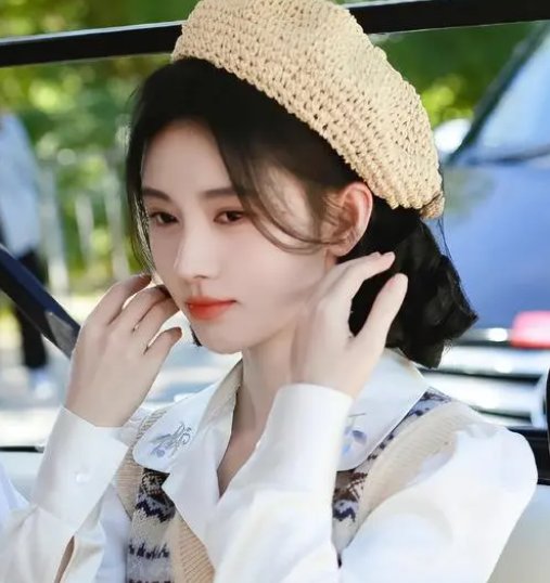 鞠婧祎《粉墨江湖》杀青下班饭拍图曝光，她在剧中扮演什么角色？