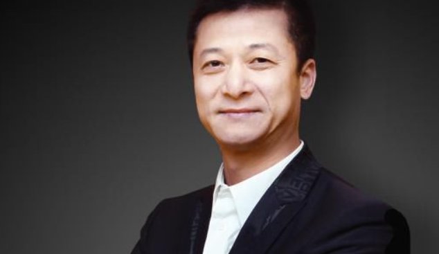 权健束昱辉现在关着还是放出来了？