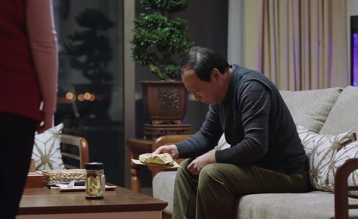 《都挺好》中的保姆真的是为了骗苏大强的钱吗?生活中这样的事例多不多?