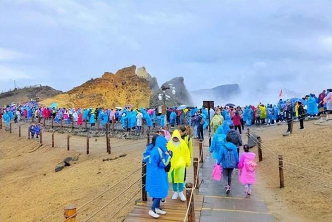 长白山突发山体滑坡游客撤离,景区:目前正常开放!是否有游客因此受伤?
