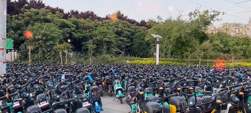 停车2小时被共享电动车层层包围,具体发生了什么?